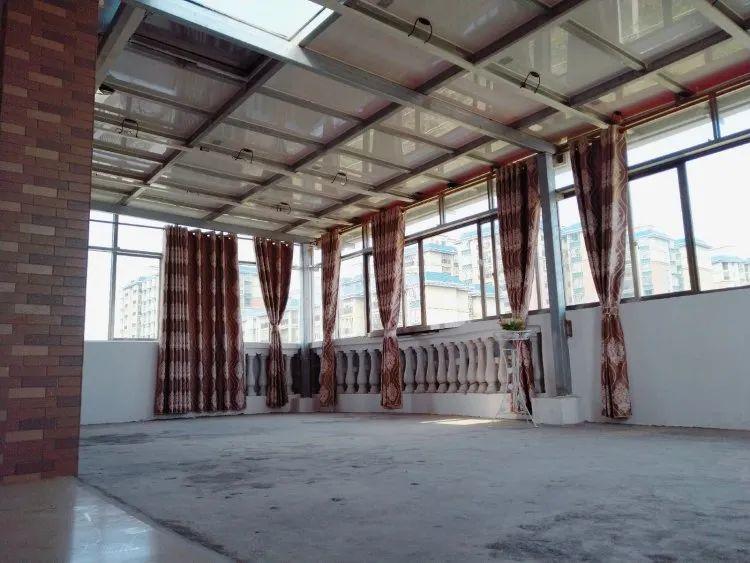 還在裝傳統(tǒng)陽光房？太傻了！如今大家都裝這個，美觀、環(huán)保還能賺錢！