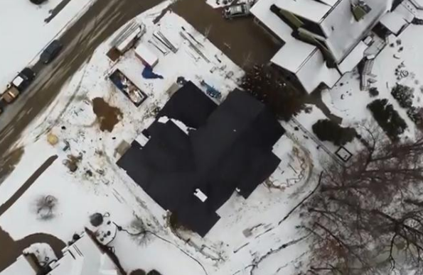 美國德州大雪斷電，一度電65元！裝了特斯拉光伏屋頂?shù)娜诵α耍。ǜ揭曨l）